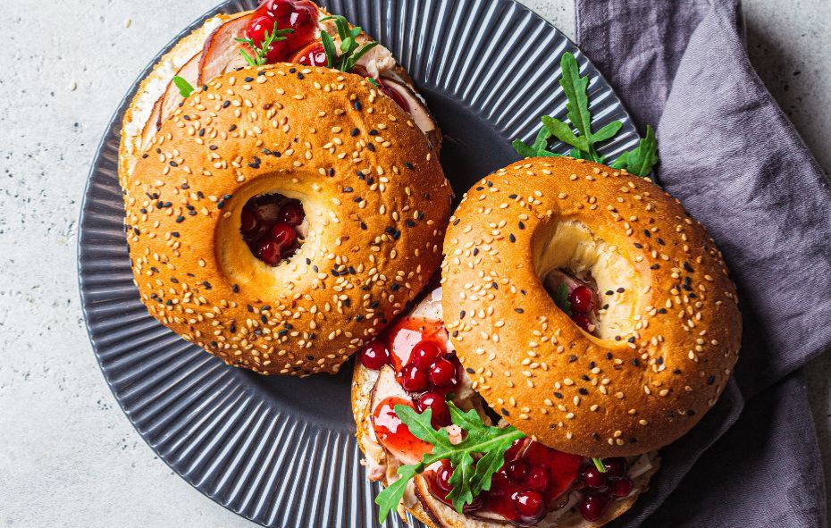 Bagel met kalkoen en cranberrysaus