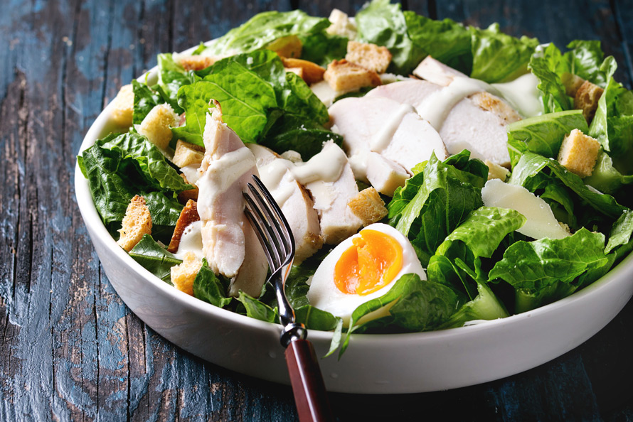 Authentieke caesar salade met gegrilde kipfilet