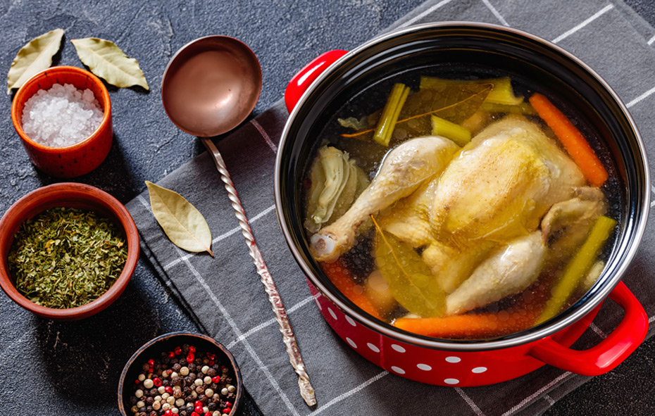 Gerecht gezonde kippensoep van hele kip