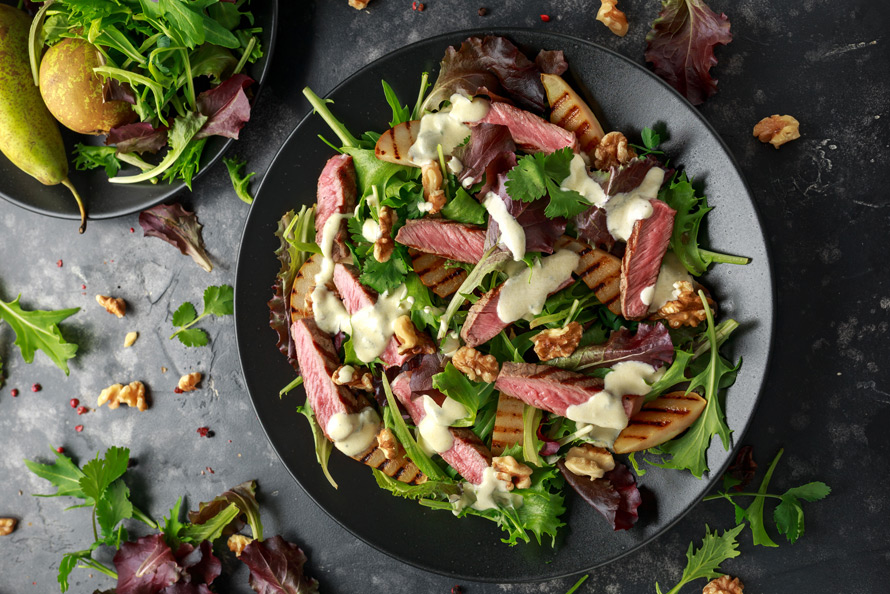 Hertenbiefstuksalade met peer en blauwe kaas