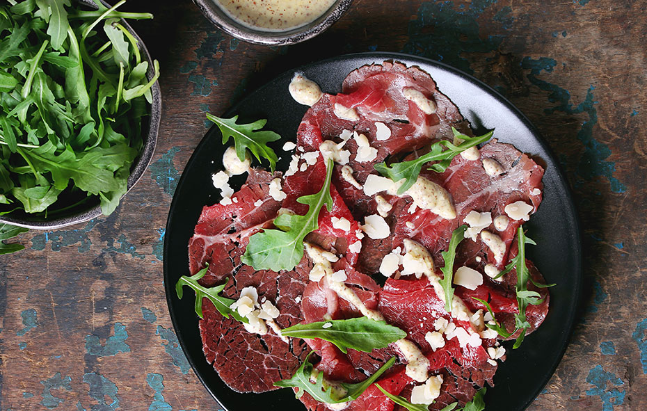 Een wildvoorafje: hertencarpaccio met truffelmayonaise