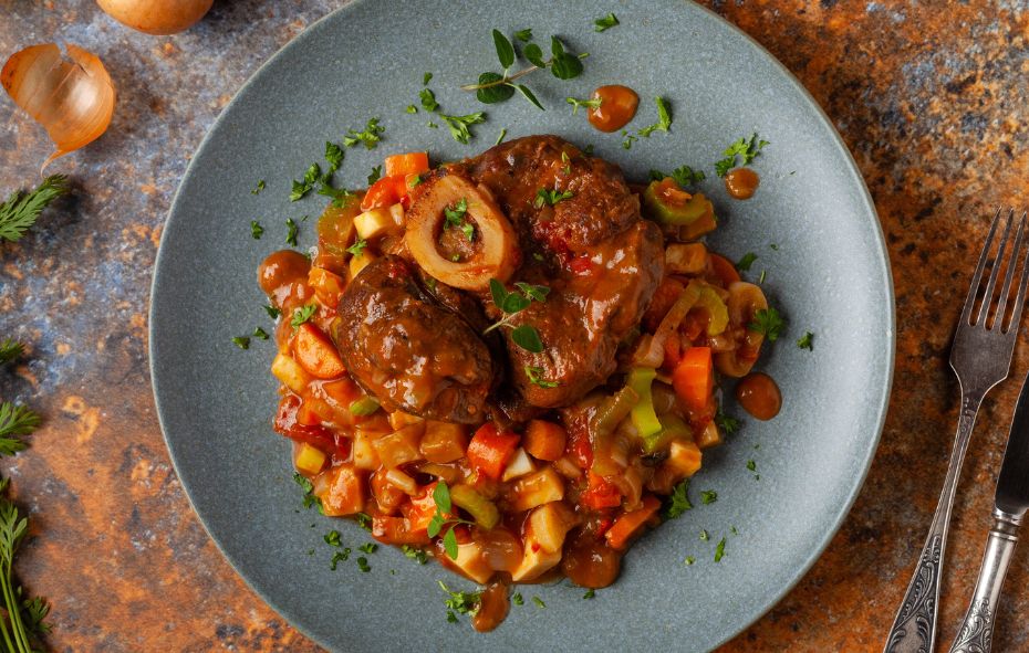 Klassiek Italiaans stoofgerecht: ossobuco van kalfsschenkel