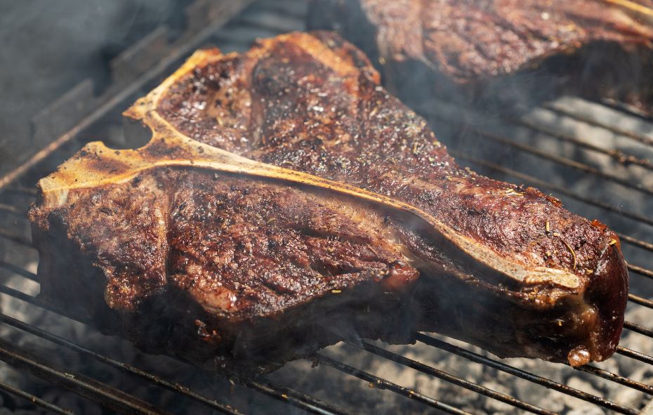 Een perfect gegrilde t-bone steak van de barbecue