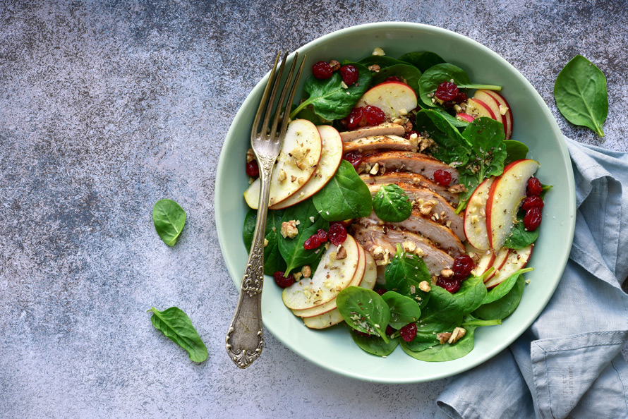 Frisse varkenshaassalade met spinazie, appel, cranberry en walnoten